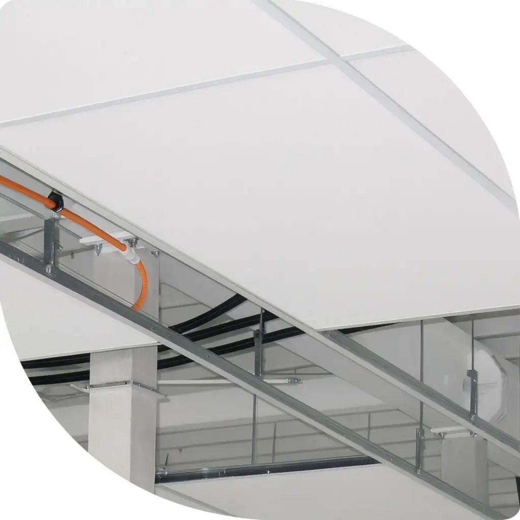 Moderne Deckenkühlung und Deckenheizung für zugluftfreie Temperaturregulierung im Schlafzimmer oder Büro.